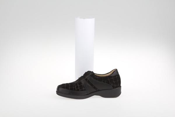 Schuh-Retusche von Spratzern, Falten und Nähten im Detail Schuh-Retusche von Spratzern, Falten und Nähten im Detail